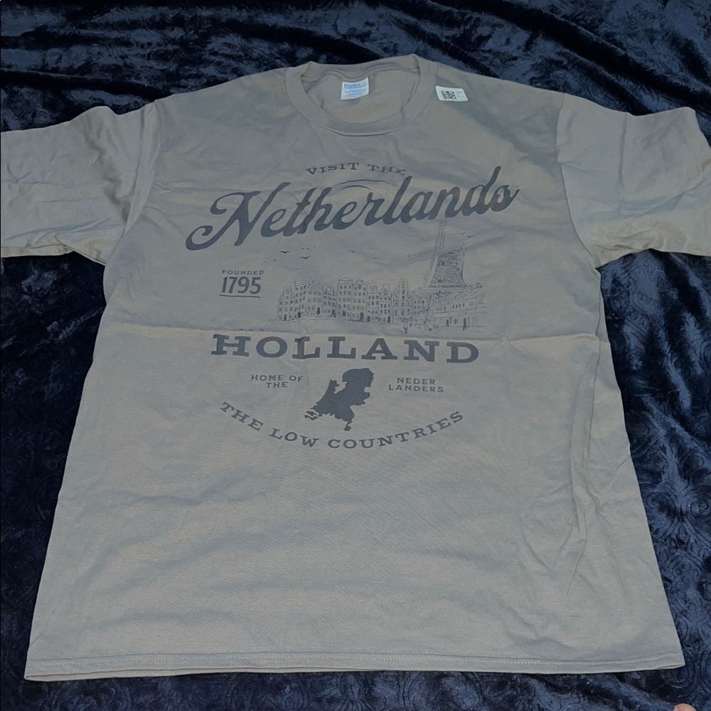 Netherlands Aka Holland; Visit Souvenir Graphic T-Shirt (Men’s L)